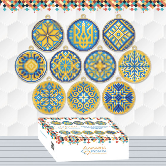 АЛМАЗНА ВИШИВКА (КОМПЛЕКТ) - ПАТРІОТИЧНІ ІГРАШКИ У ПОДАРУНКОВІЙ КОРОБЦІ